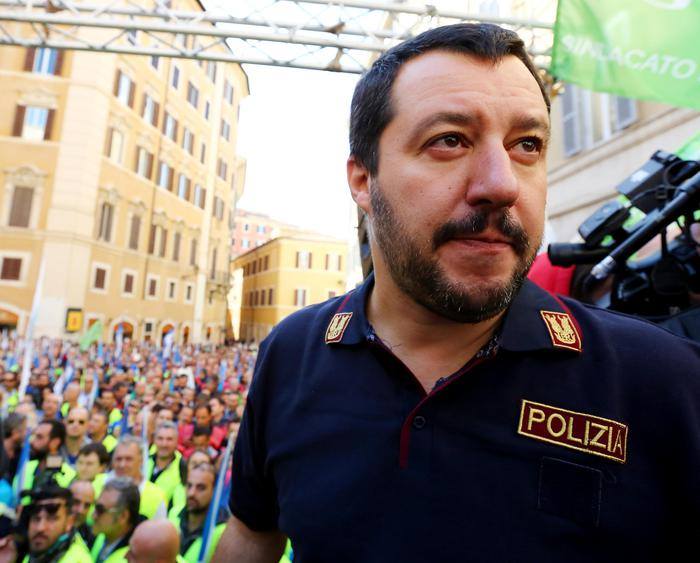matteo-salvini-divisa-poliziotto